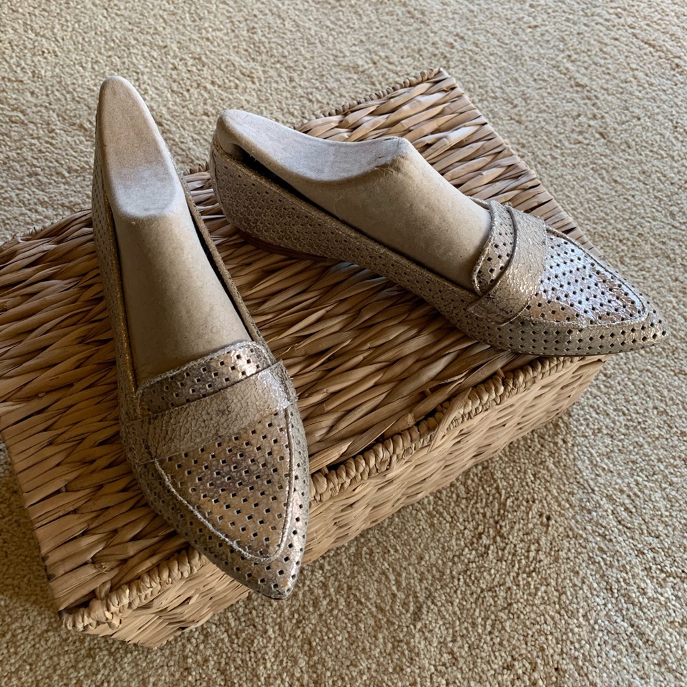 Donald Pliner gold flat